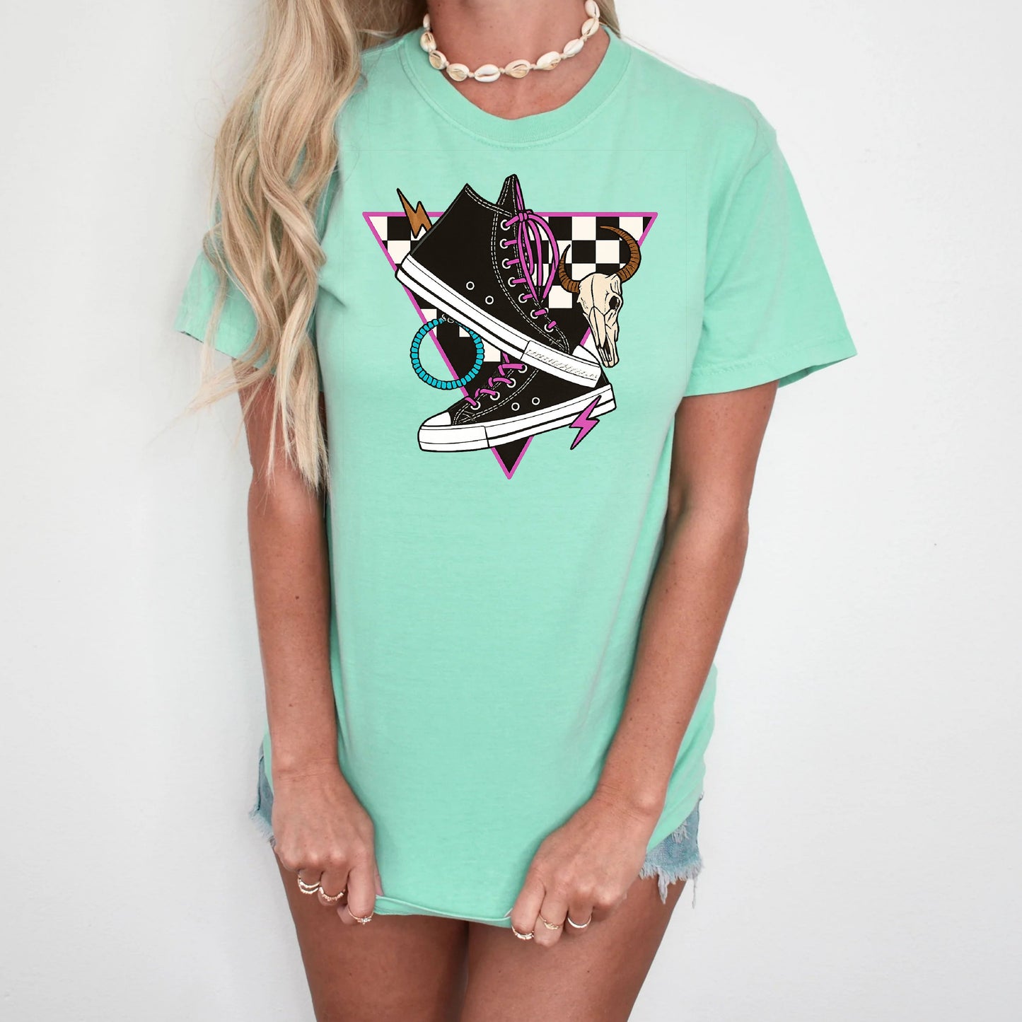 T-Shirt Sweatshirt Crewneck – Retro Sneakers with Western Skull & Neon Vibes