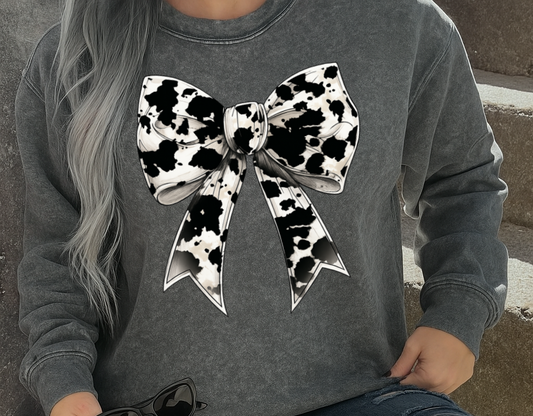 T-Shirt Crewneck Hoody – Cow Print Bow Graphic for Western & Trendy Apparel