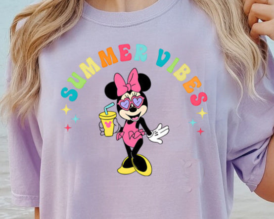 T-Shirt Crewneck Hoody – Summer Vibes Cartoon Girl with Drink & Sunglasses