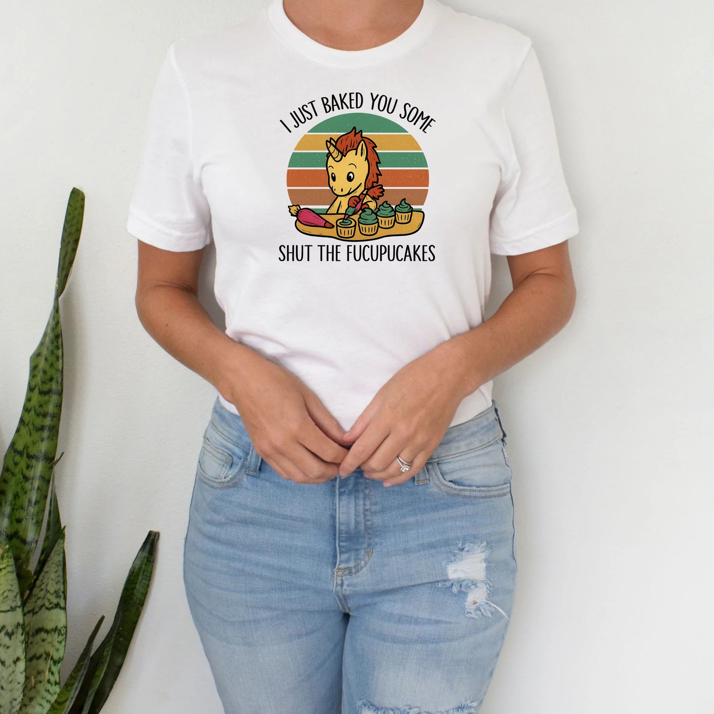 T-Shirt Sweatshirt Crewneck Shut the Fucupcakes – Funny Retro Unicorn Baking Graphic