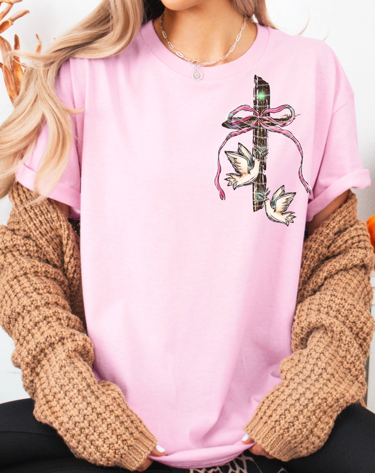 T-Shirt Crewneck Nativity Scene with Cross & Bow