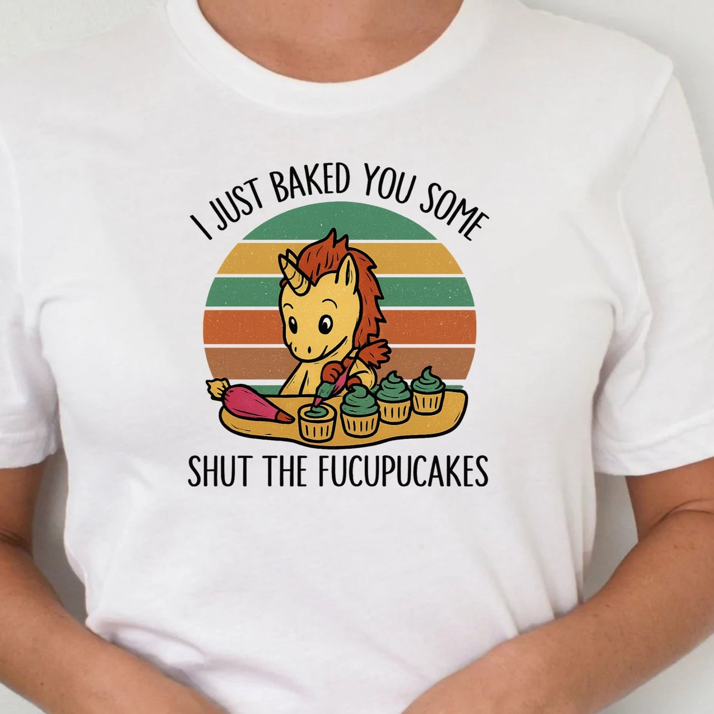 T-Shirt Sweatshirt Crewneck Shut the Fucupcakes – Funny Retro Unicorn Baking Graphic
